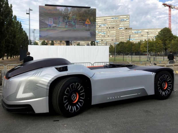 Volvo shows off cabless self-driving truck