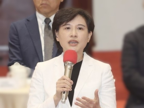 Taiwan trade boss denies US chip grab demands